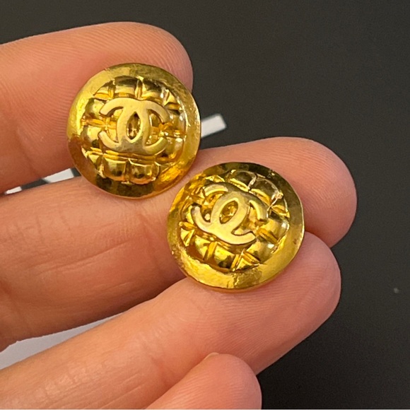 AUTHENTIC!! Lot Of 2 Chanel Vintage CC Buttons Gold Plated 1990 R3 - Picture 9 of 9